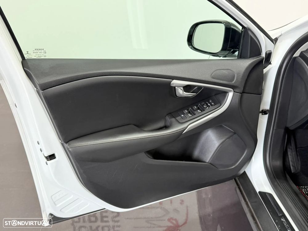 Volvo V40 Cross Country D2 Momentum - 19