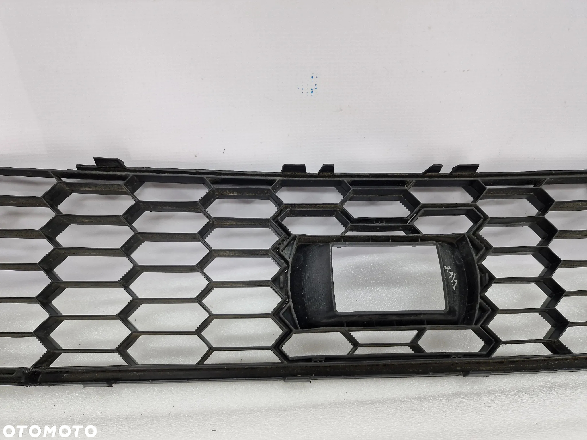 SKODA OCTAVIA 3 III RS / VRS 12- KRATKA ŚRODKOWA ZDERZAKA PRZEDNIEGO PRZÓD POD RADAR , NR 5E0853677H , NR AUKCJI KR105 - 8