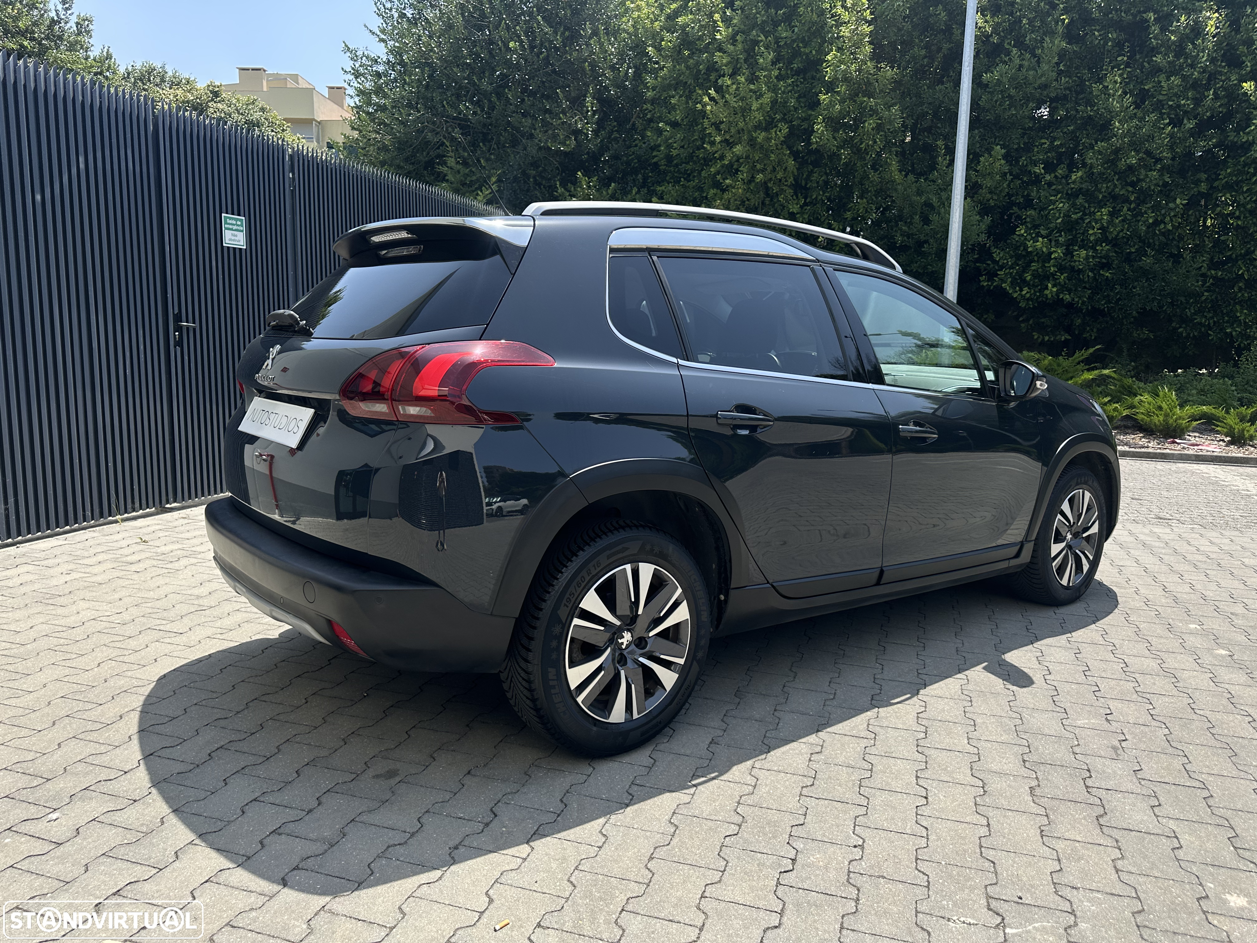 Peugeot 2008 1.2 PureTech Allure EAT6 - 10