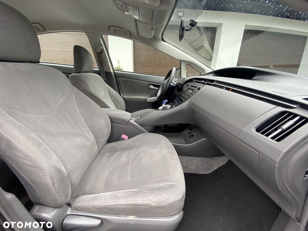 Toyota Prius (Hybrid) - 24