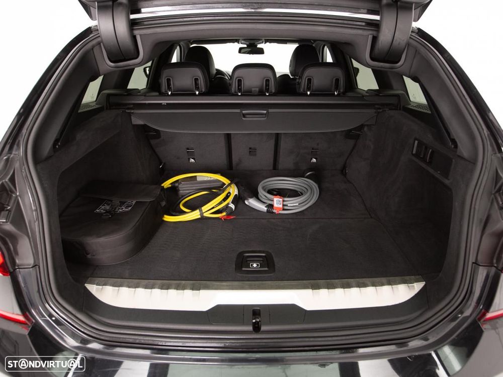 BMW 330 e Pack Desportivo M Auto - 13
