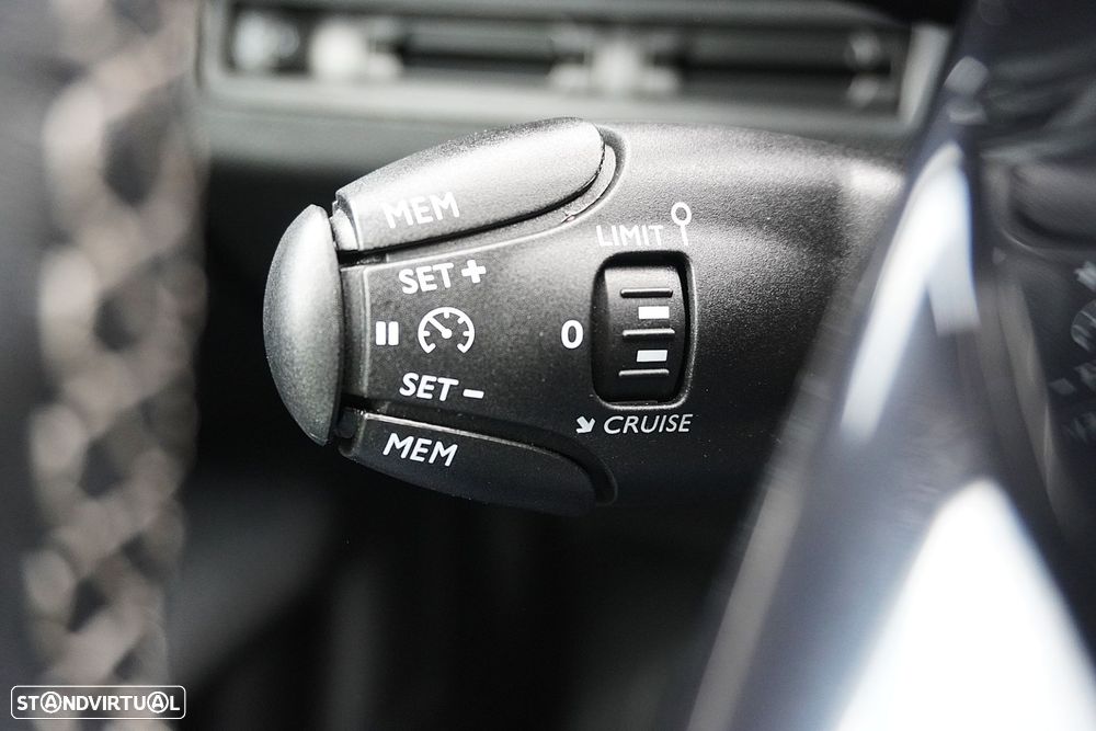 Peugeot 3008 PureTech 130 Stop & Start GPF EAT8 Active — fotografia 22