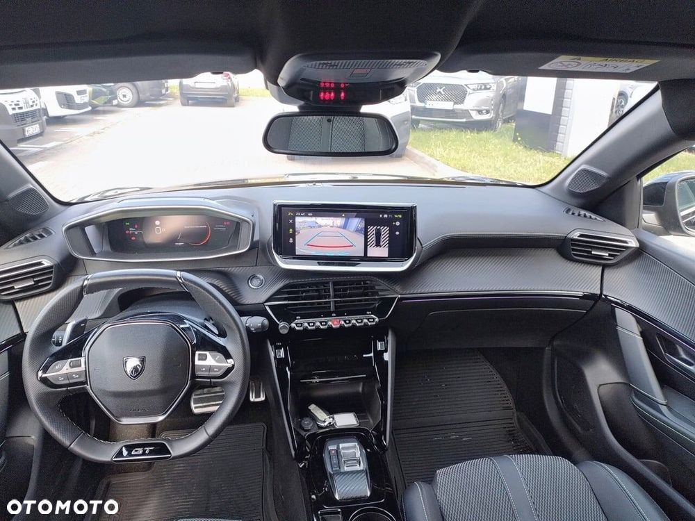 Peugeot 208 - 8