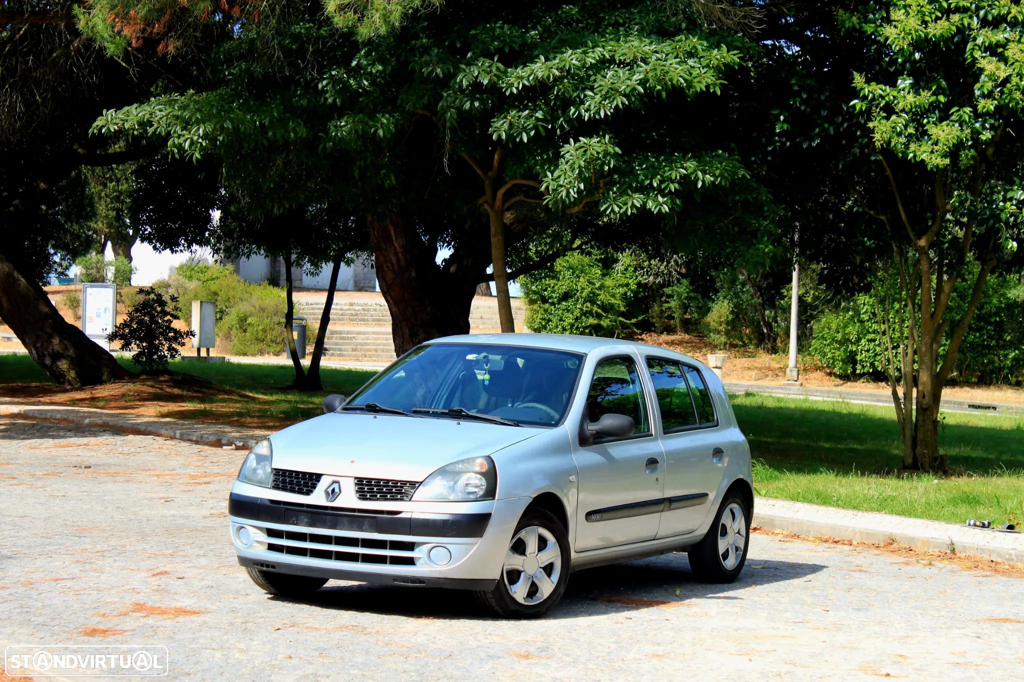 Renault Clio 1.2 16V Confort Authentique - 1