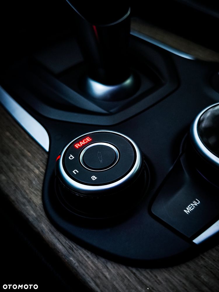 Alfa Romeo Giulia 2.0 Turbo 16V AT8 Veloce Ti - 28