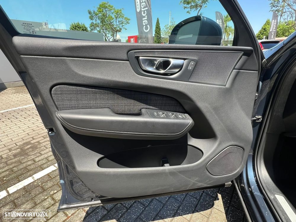 Volvo XC 60 2.0 B4 Core — fotografia 3