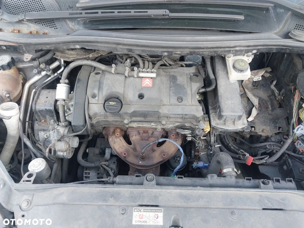 Citroen C4 I przedlift silnik 1.6 16v NFU 109 KM 10FX5G TU5JP4 skrzynia biegów drzwi maska zderzak klapa błotnik EXL belka szyba listwa panel podsufitka podszybie ramiona wycieraczek osłona zwrotnica mcperson pompa tłumik półoś czujniki parkowania moduł hak holowniczy kompletny zacisk CAŁY NA CZĘŚCI - 18