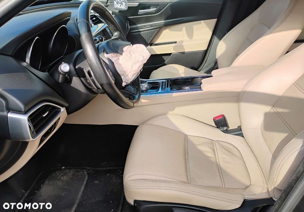 Jaguar XE - 8