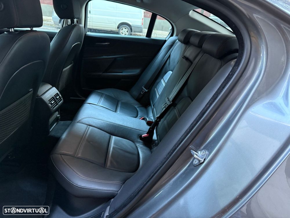 Jaguar XE 2.0 D Portfolio Aut. - 3