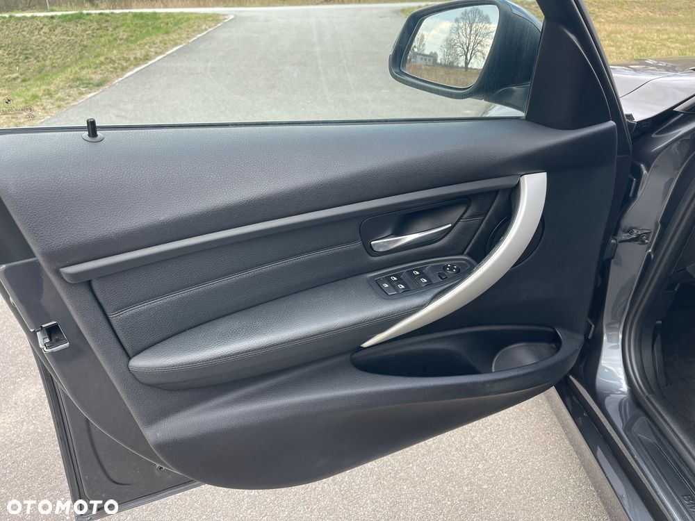 BMW Seria 3 320i - 17