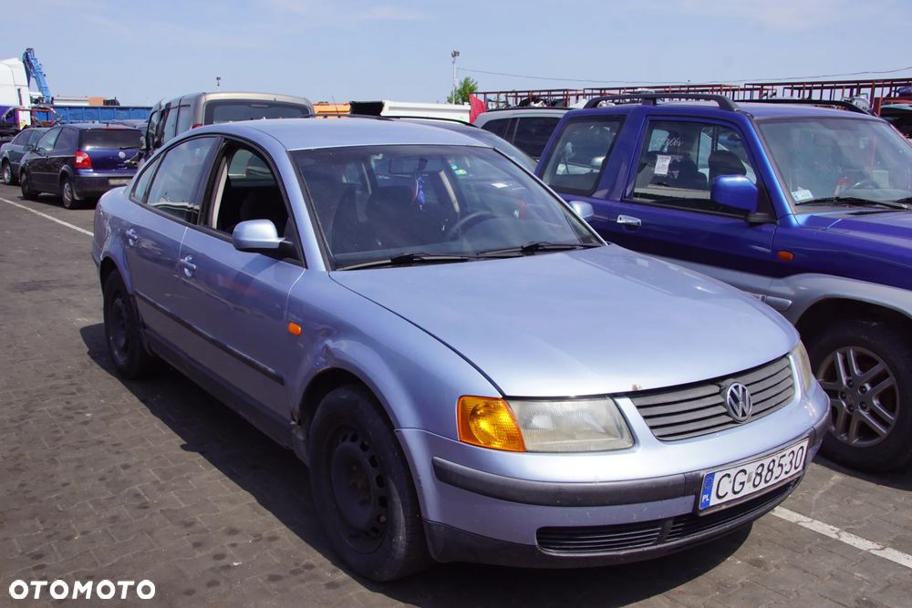 Auto na części - Volkswagen Passat B5 1.8 20V 125 KM ADR DHZ LL5Y 1997R Silnik Skrzynia Drzwi Maska Błotnik Zderzak Klapa Lampa Lusterko Klamka Szyba Deska Kokpit Sterownik Moduł Czujnik Licznik Panel Kierownica - 1