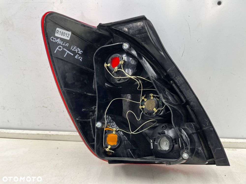 Lampa Toyota Corolla Verso I E12 01-04r. prawa tylna w błotnik oryginalna prawy tył - 14
