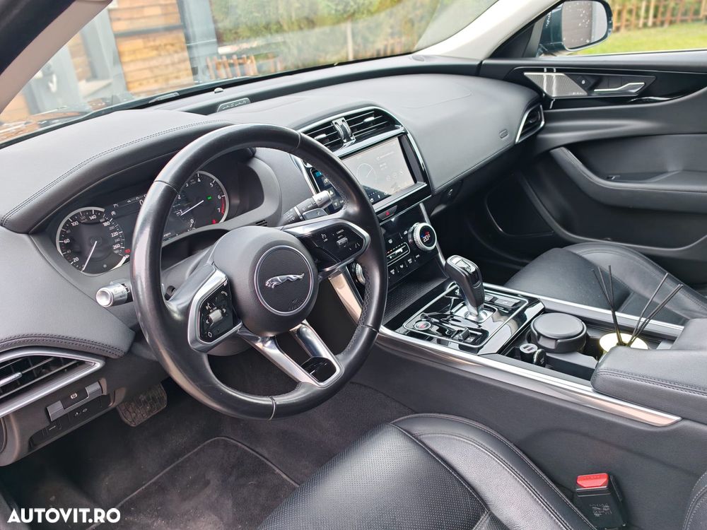 Jaguar XE P250 RWD Standard S - 12