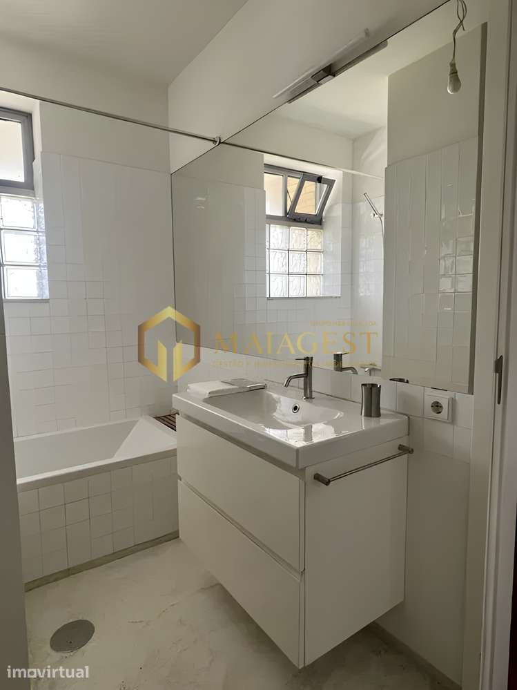 Elegante T2 Duplex Renovado junto da Praia com Varandas e Garagem - Grande imagem: 5/8