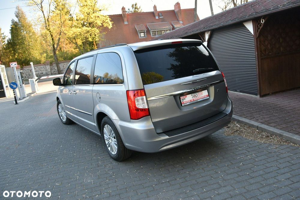 Chrysler Town & Country - 21