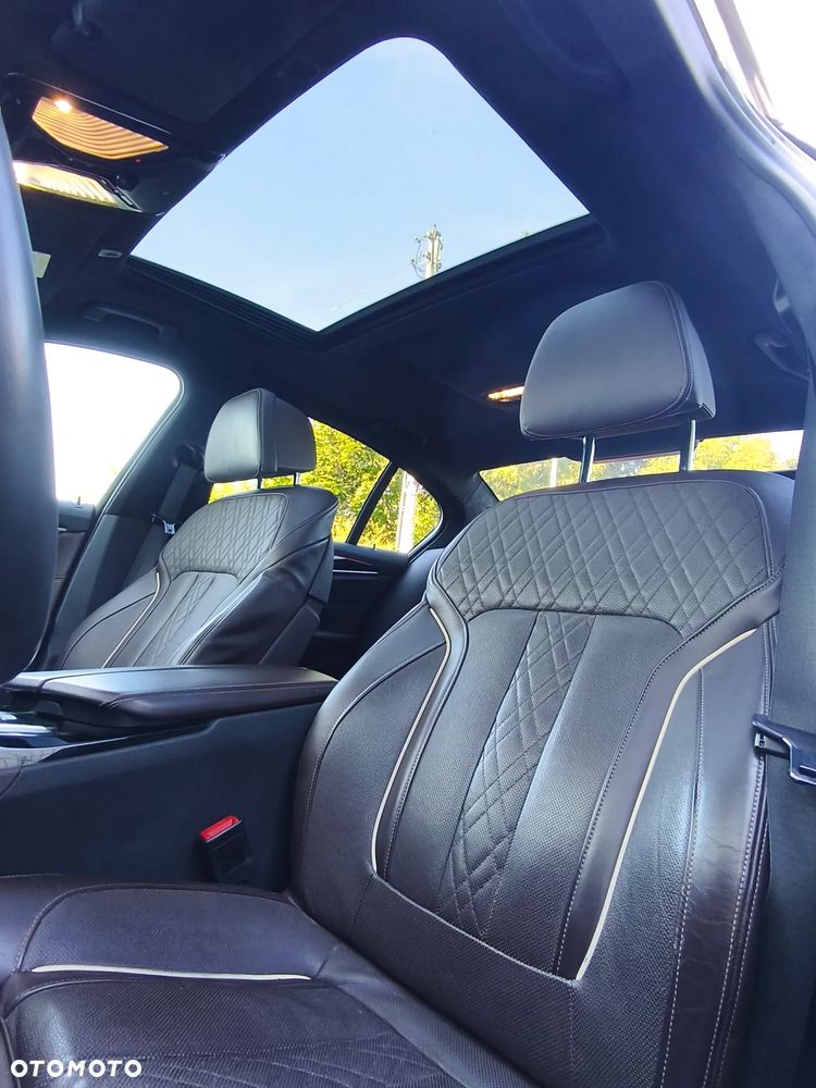 BMW Seria 5 M550i xDrive sport - 24