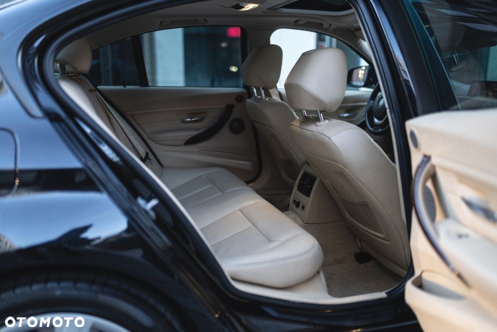 BMW Seria 3 335i xDrive - 12