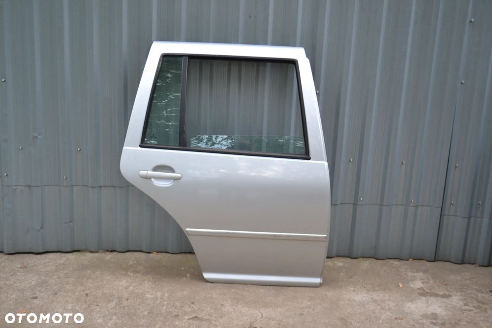 VW GOLF IV BORA KOMBI RZWI TYŁ TYLNE PRAWE LISTWA CHROM LA7W POMORSKIE - 1