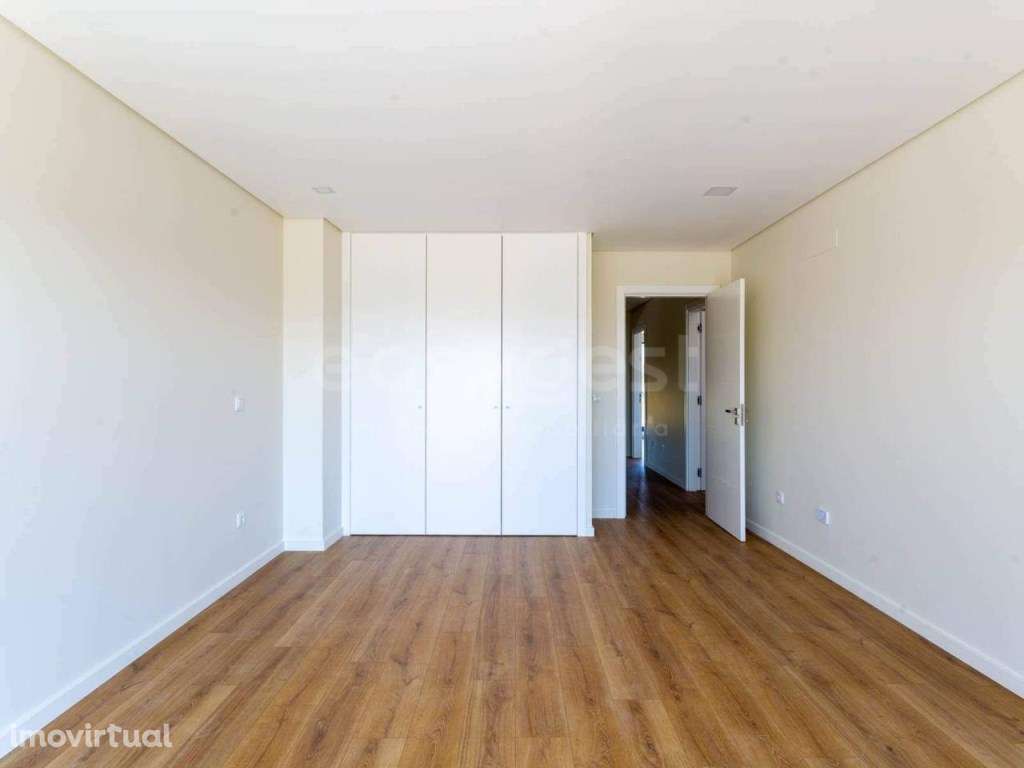 Moradia T4 num condomínio fechado com piscina, no Entroncamento - Grande imagem: 4/13