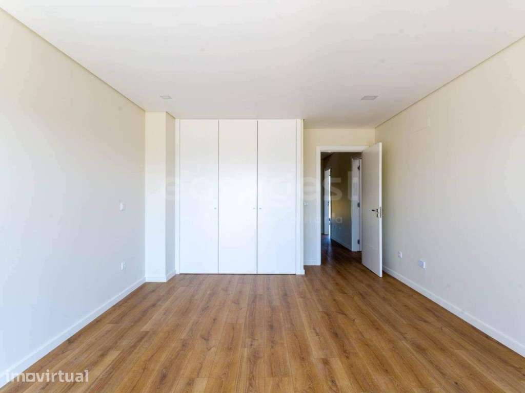 Moradia T4 num condomínio fechado com piscina, no Entroncamento - Grande imagem: 4/13
