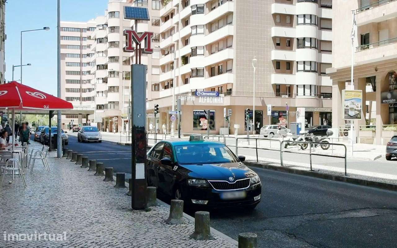 T2 Mobilado com Elevador na Estrada da Luz – Arrendamento em São Domin - Grande imagem: 3/34
