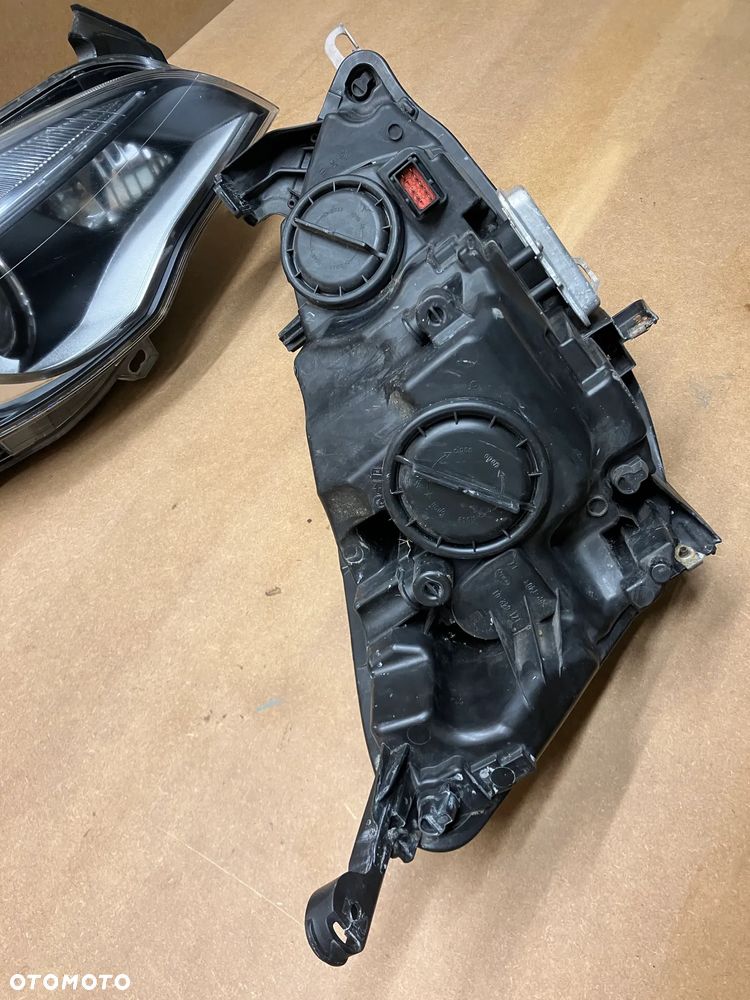 LAMPY PRZÓD OPEL ASTRA J IV XENON SOCZEKWA SKRĘTNE LAMPA PRAWA LEWA 13374518 13253650 - 11