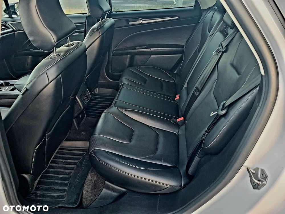 Ford Fusion - 30
