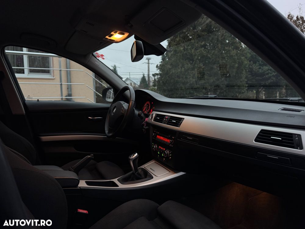 BMW Seria 3 318d DPF Touring Edition Sport - 24