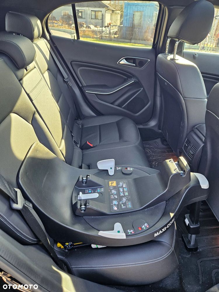 Mercedes-Benz GLA 250 4Matic 7G-DCT - 15
