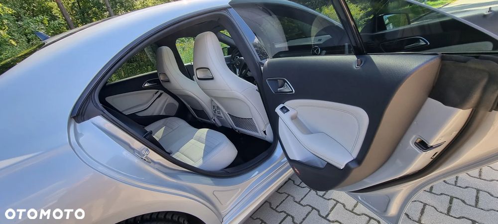 Mercedes-Benz CLA 200 7G-DCT Urban - 16