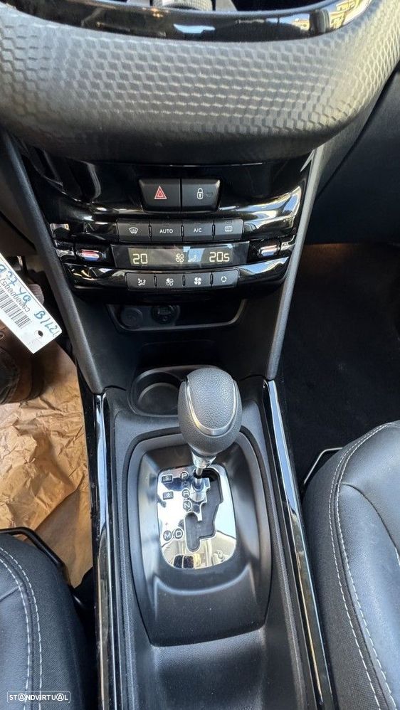 Peugeot 2008 1.2 PureTech Allure EAT6 - 23