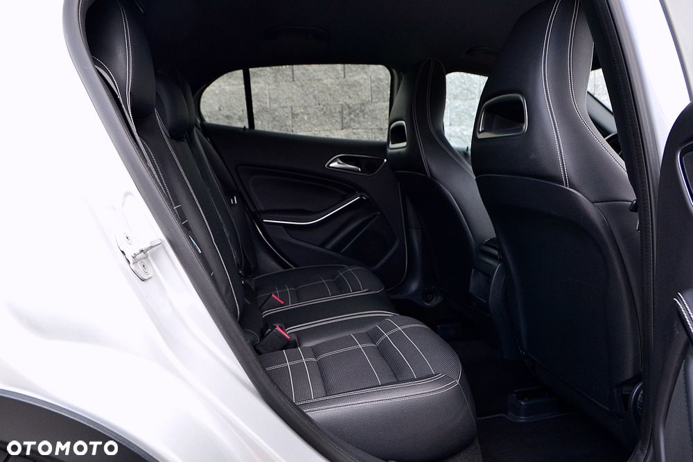 Mercedes-Benz GLA 200 UrbanStyle Edition - 16