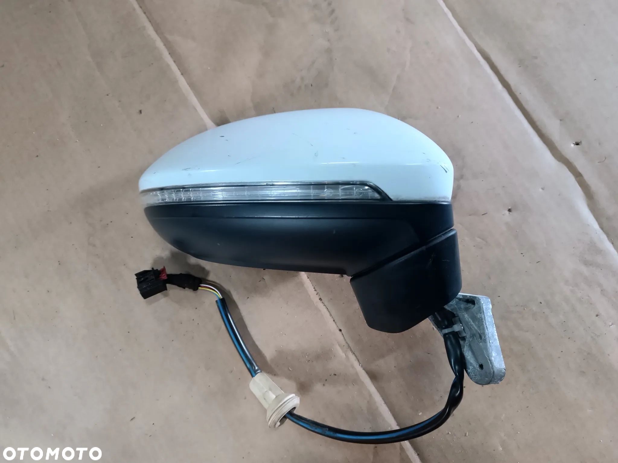 LUSTERKO PRAWE 6 PIN VOLKSWAGEN TOURAN III - 1
