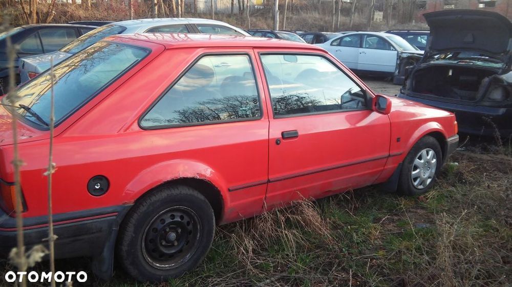 Klapa  FORD ESCORT 1.6B 88r. zderzak,drzwi,lampy... - 2