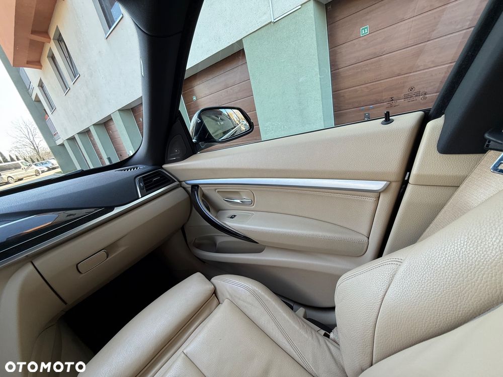 BMW Seria 3 330i xDrive M Sport - 9