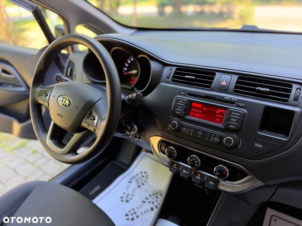 Kia Rio 1.2 Fifa World Cup Edition - 24