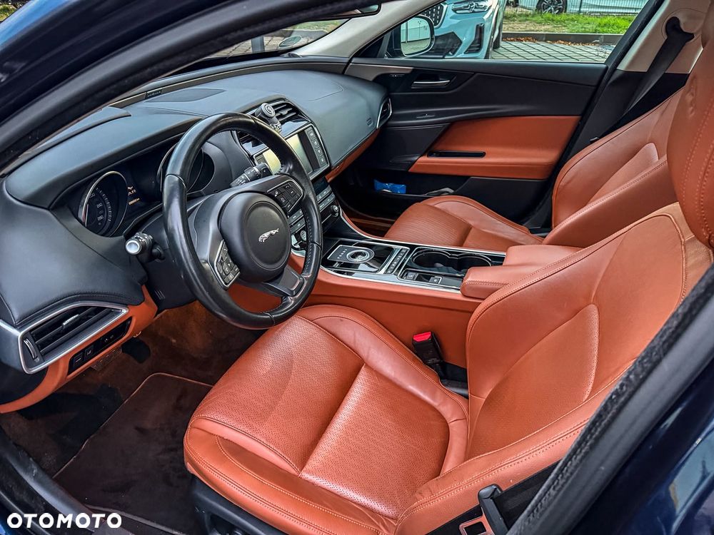 Jaguar XE 2.0 D Portfolio - 8