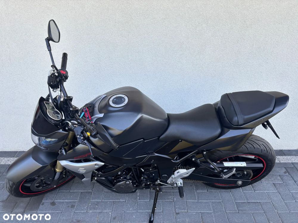 Suzuki GSR - 6
