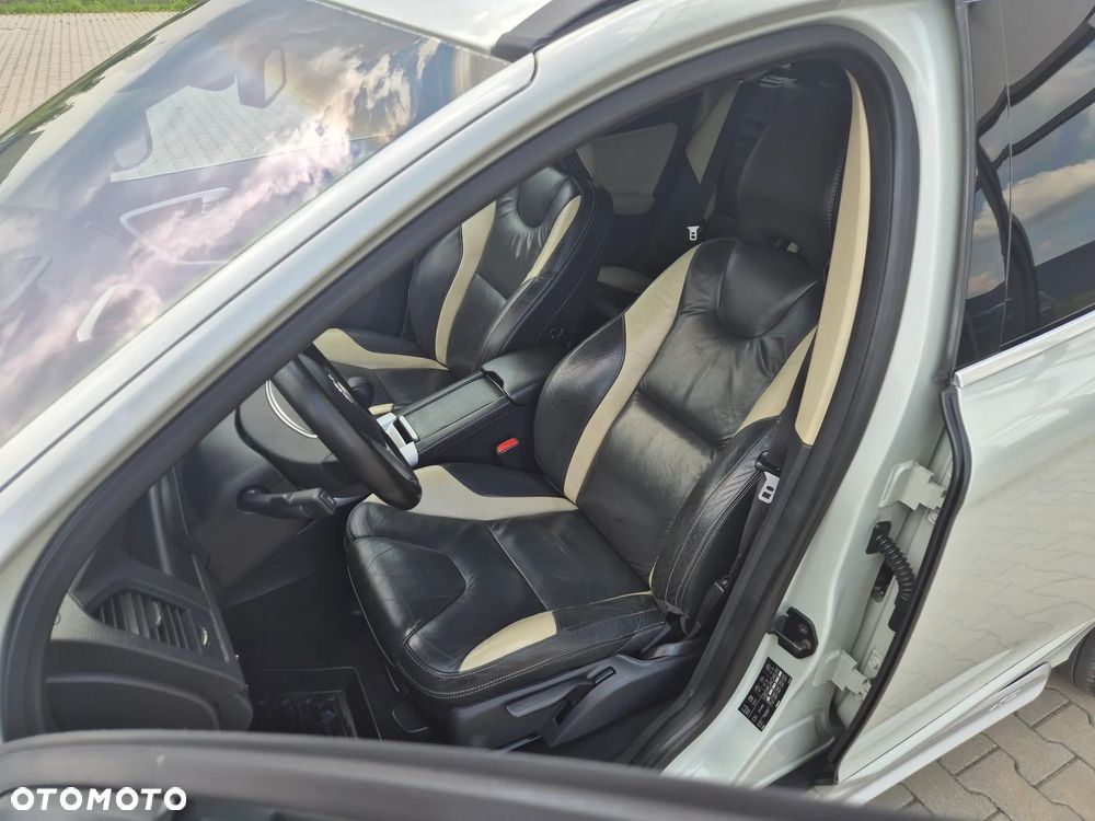 Volvo XC 60 2.4D R-Design - 11