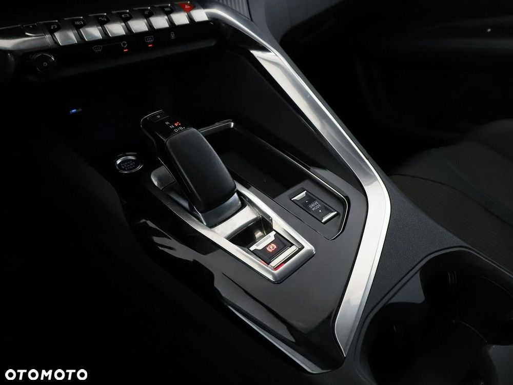 Peugeot 3008 225 e-EAT8 Allure - 32