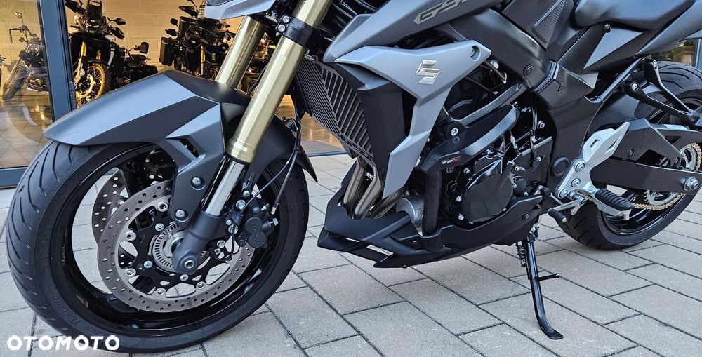 Suzuki GSR - 7