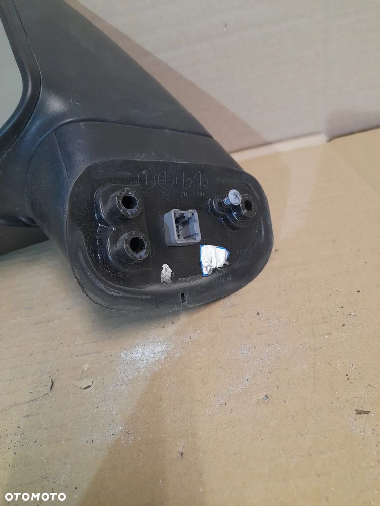 # LUSTERKO LEWE 3 PIN KIA CARENS 3 MAT - 3