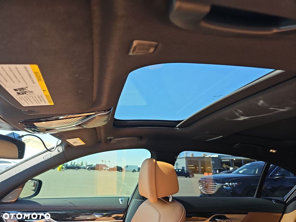 BMW Seria 7 740i sport - 12