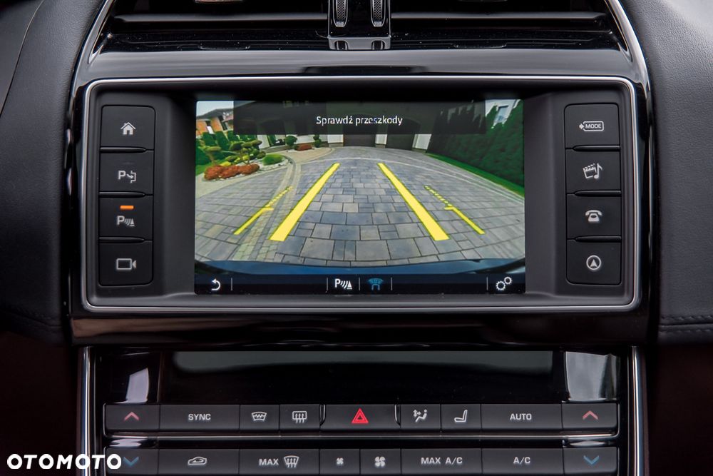 Jaguar XE 2.0 T Prestige - 36