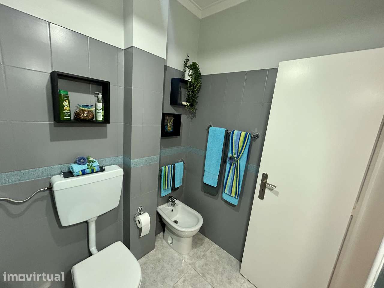 Apartamento T3, semi-renovado, no Centro da Amora! - Grande imagem: 3/40