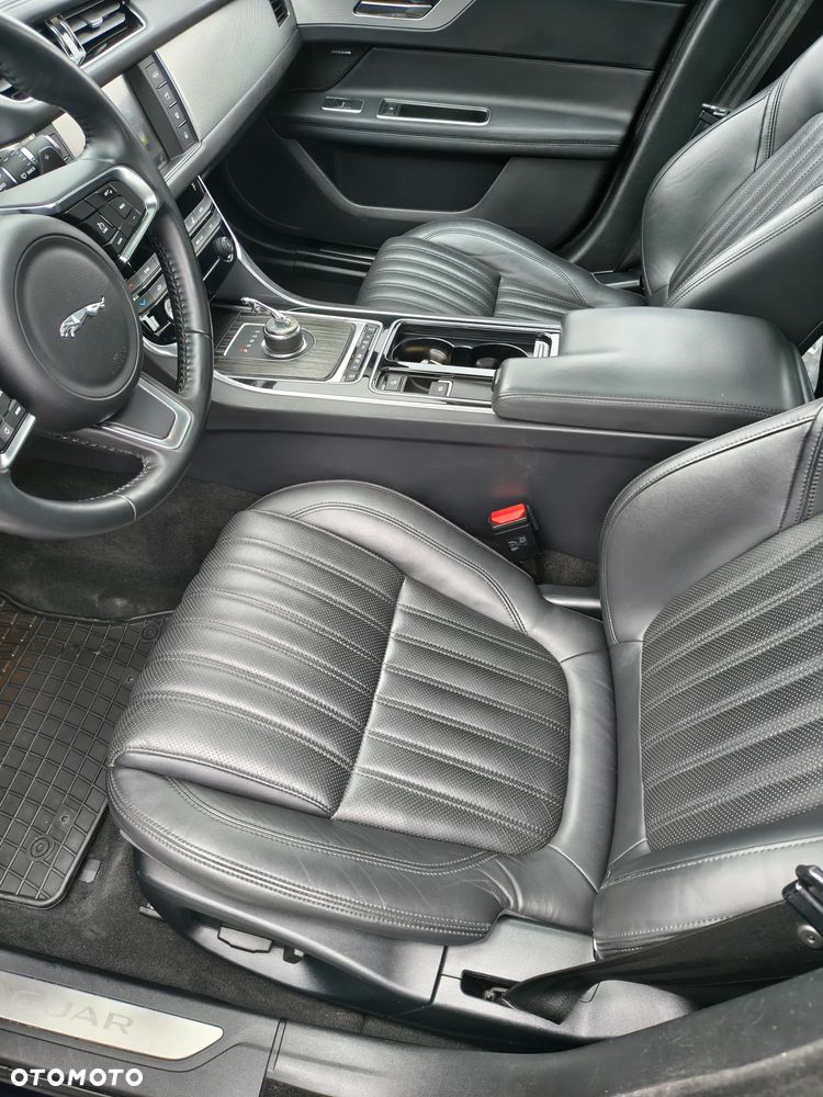 Jaguar XF 25d AWD Portfolio - 16