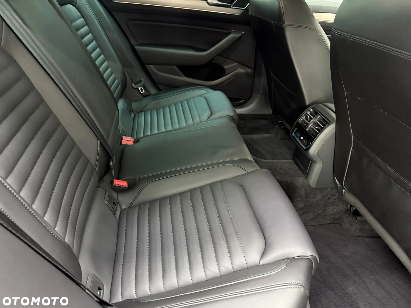 Volkswagen Passat Variant 2.0 TDI SCR DSG Highline - 34