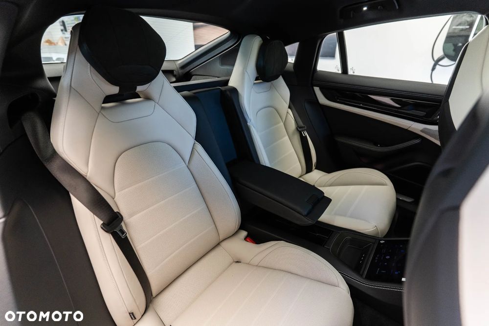 Porsche Panamera 4 E-Hybrid - 15