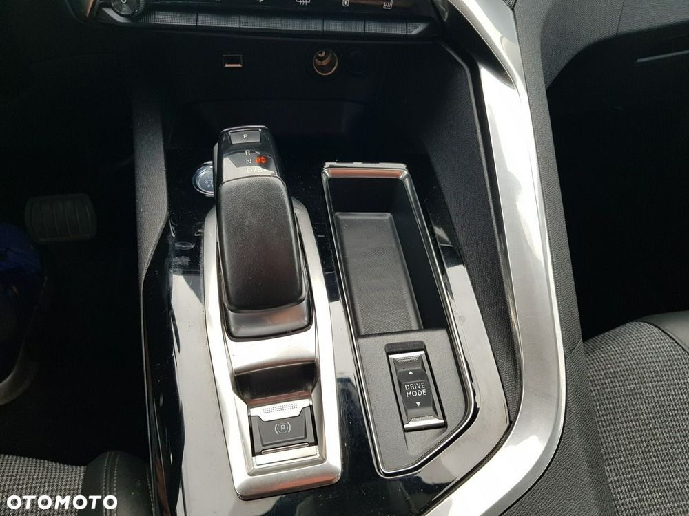 Peugeot 3008 1.6 PureTech HYbrid Allure S&S EAT8 - 19