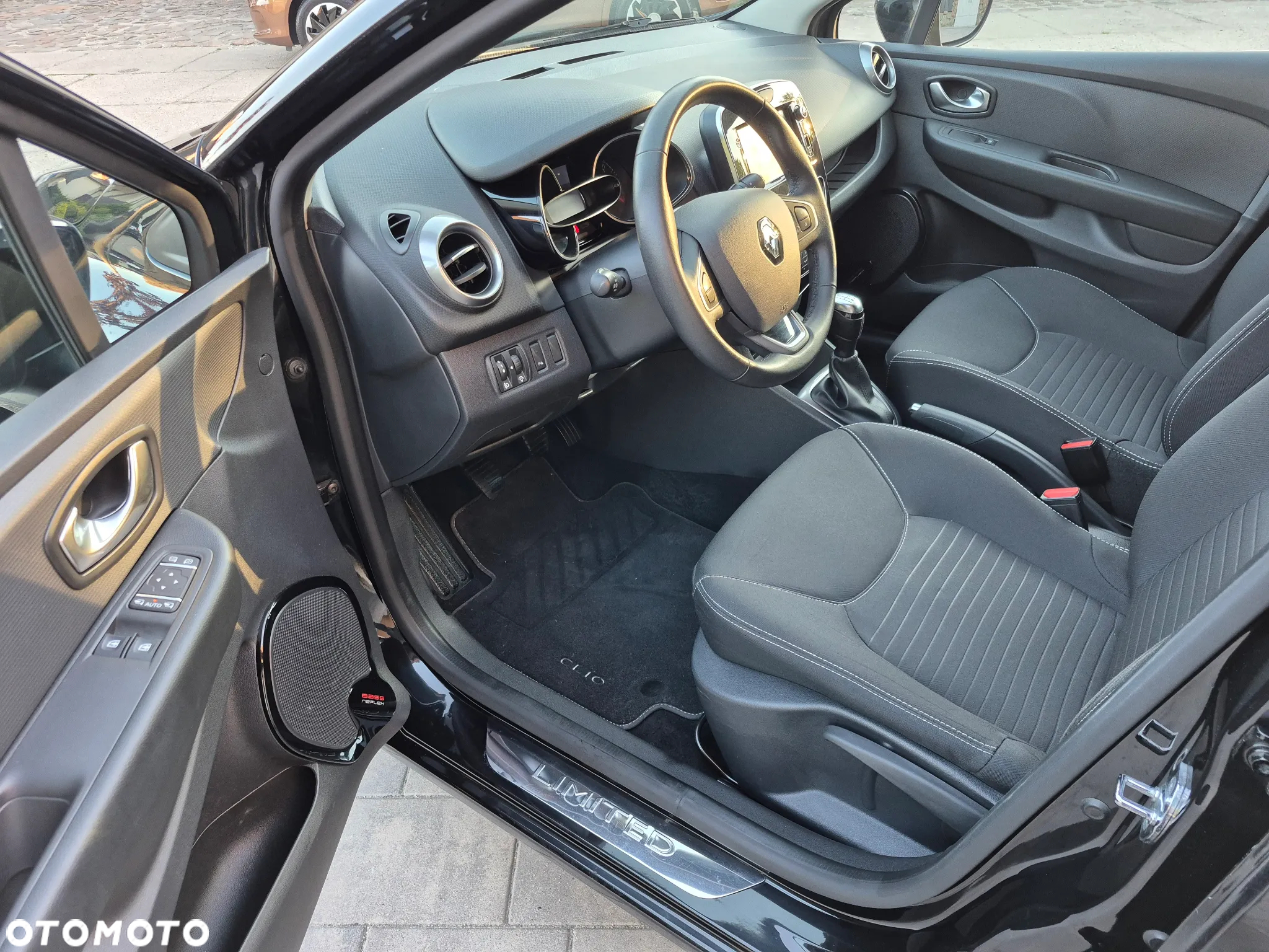 Renault Clio 1.2 16V 75 LIMITED - 9